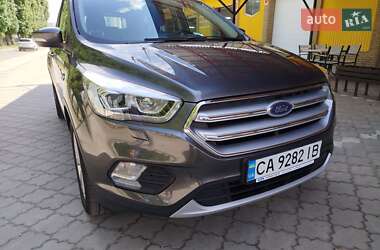 Позашляховик / Кросовер Ford Kuga 2019 в 