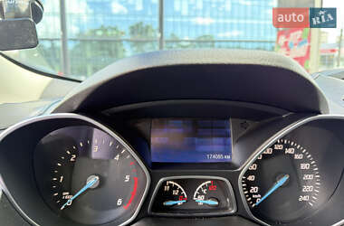 Позашляховик / Кросовер Ford Kuga 2013 в 