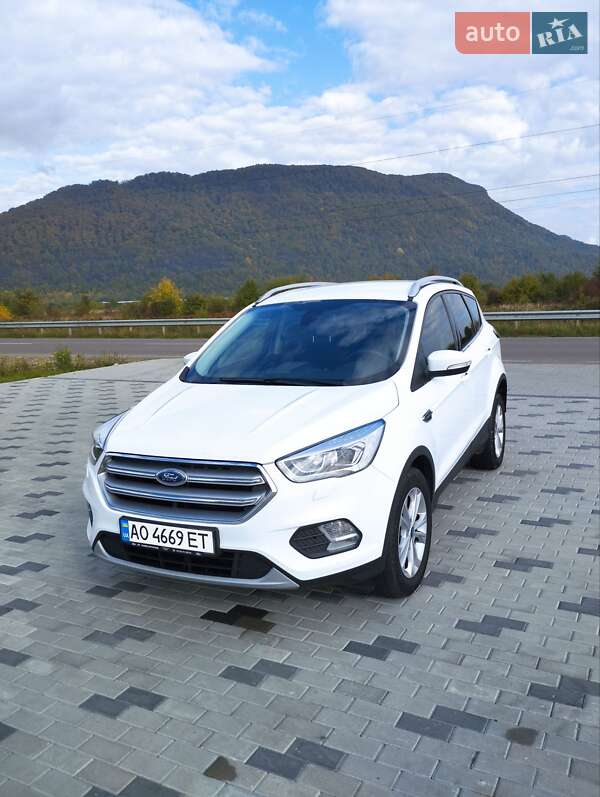 Внедорожник / Кроссовер Ford Kuga 2019 в Рахове