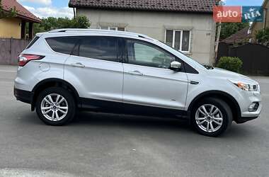Внедорожник / Кроссовер Ford Kuga 2016 в 