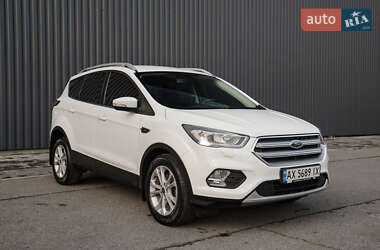Позашляховик / Кросовер Ford Kuga 2019 в 