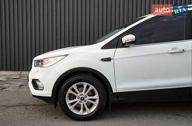 Позашляховик / Кросовер Ford Kuga 2019 в 