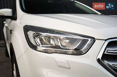 Позашляховик / Кросовер Ford Kuga 2019 в 