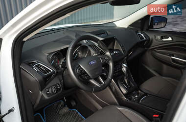 Позашляховик / Кросовер Ford Kuga 2019 в 