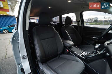 Позашляховик / Кросовер Ford Kuga 2019 в 