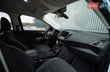 Позашляховик / Кросовер Ford Kuga 2019 в 