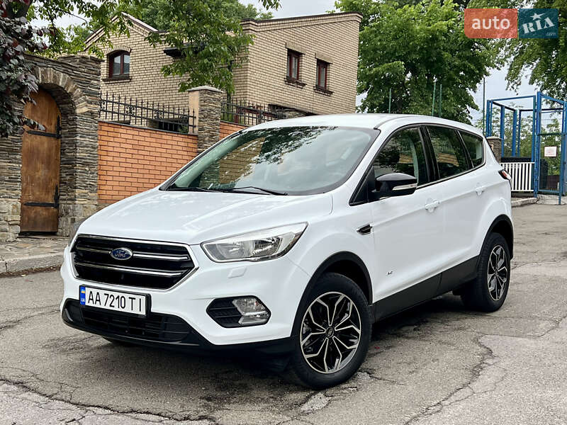 Внедорожник / Кроссовер Ford Kuga 2017 в 