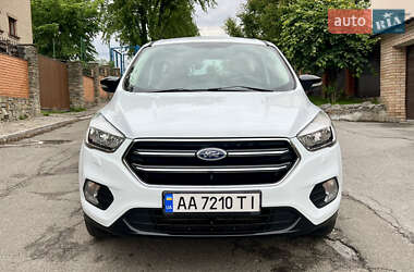 Внедорожник / Кроссовер Ford Kuga 2017 в 