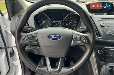 Внедорожник / Кроссовер Ford Kuga 2017 в 