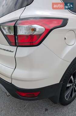 Позашляховик / Кросовер Ford Kuga 2017 в 