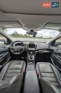 Позашляховик / Кросовер Ford Kuga 2017 в 