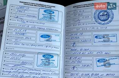 Позашляховик / Кросовер Ford Kuga 2016 в 