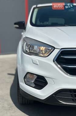Внедорожник / Кроссовер Ford Kuga 2017 в 