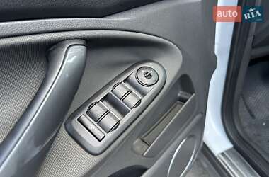 Внедорожник / Кроссовер Ford Kuga 2011 в 