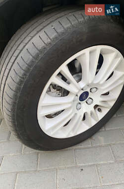Внедорожник / Кроссовер Ford Kuga 2013 в 