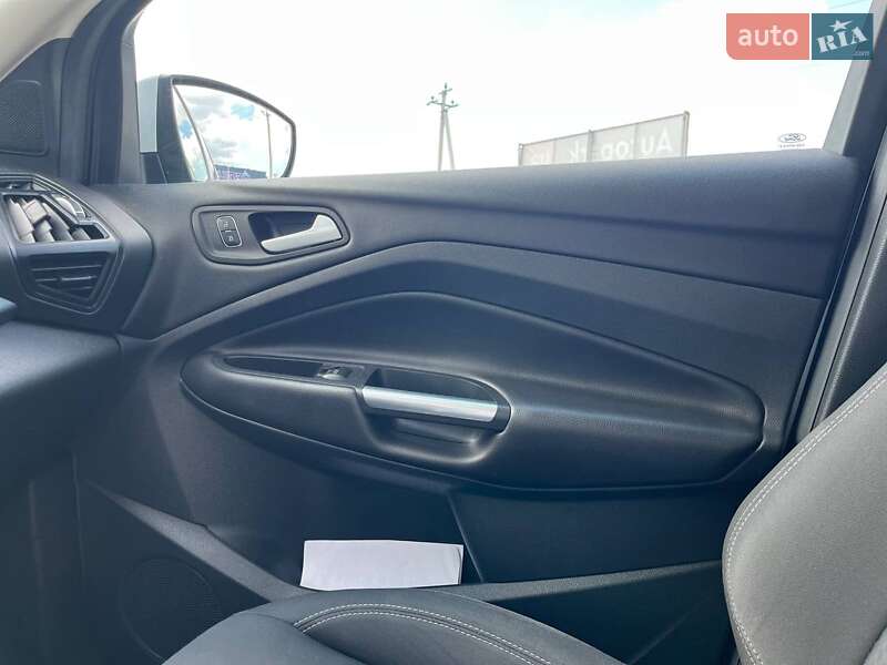 Внедорожник / Кроссовер Ford Kuga 2017 в Львове