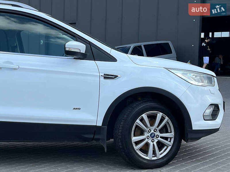 Внедорожник / Кроссовер Ford Kuga 2017 в Львове