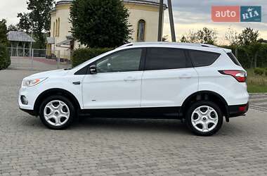 Позашляховик / Кросовер Ford Kuga 2017 в 