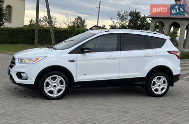 Позашляховик / Кросовер Ford Kuga 2017 в 