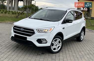Позашляховик / Кросовер Ford Kuga 2017 в 