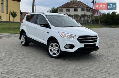 Позашляховик / Кросовер Ford Kuga 2017 в 
