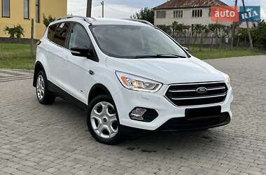 Позашляховик / Кросовер Ford Kuga 2017 в 