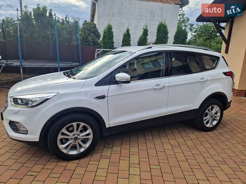 Внедорожник / Кроссовер Ford Kuga 2019 в 