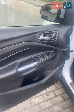 Внедорожник / Кроссовер Ford Kuga 2015 в 