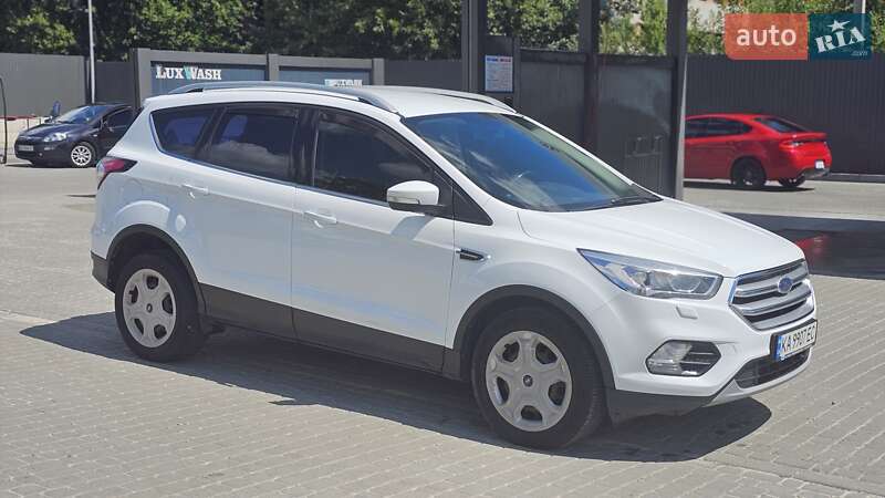 Внедорожник / Кроссовер Ford Kuga 2019 в 