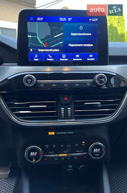 Позашляховик / Кросовер Ford Kuga 2020 в 