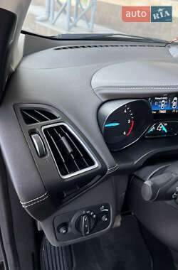 Внедорожник / Кроссовер Ford Kuga 2017 в 