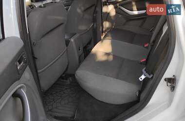 Внедорожник / Кроссовер Ford Kuga 2012 в 