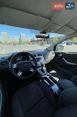 Внедорожник / Кроссовер Ford Kuga 2011 в 