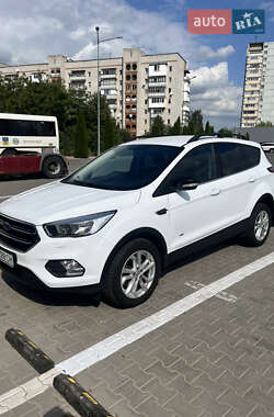 Внедорожник / Кроссовер Ford Kuga 2017 в 