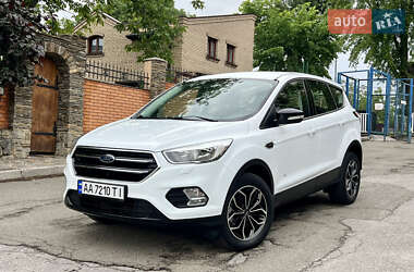 Позашляховик / Кросовер Ford Kuga 2017 в Києві