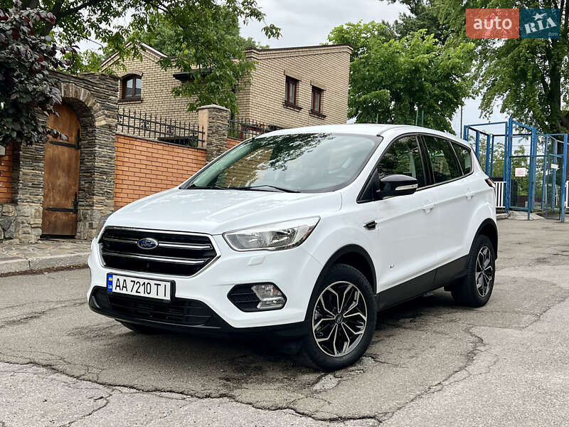 Внедорожник / Кроссовер Ford Kuga 2017 в 