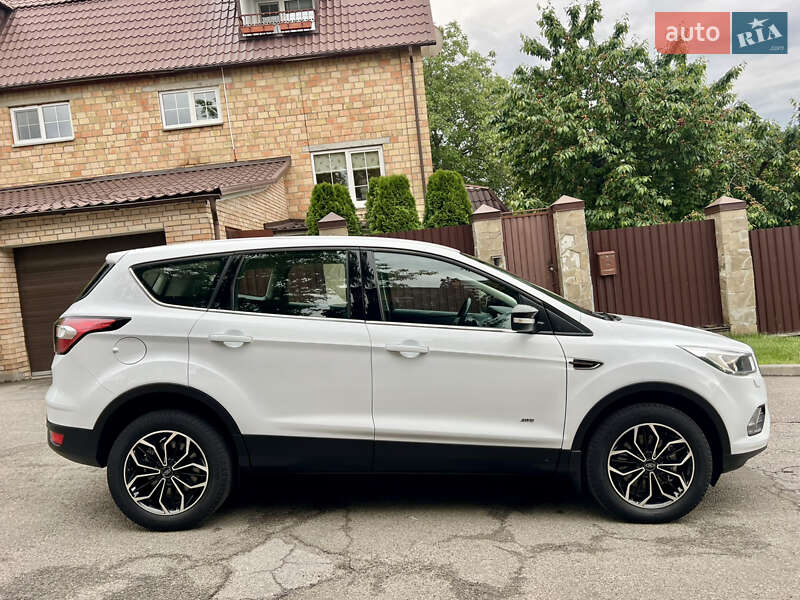 Позашляховик / Кросовер Ford Kuga 2017 в Києві