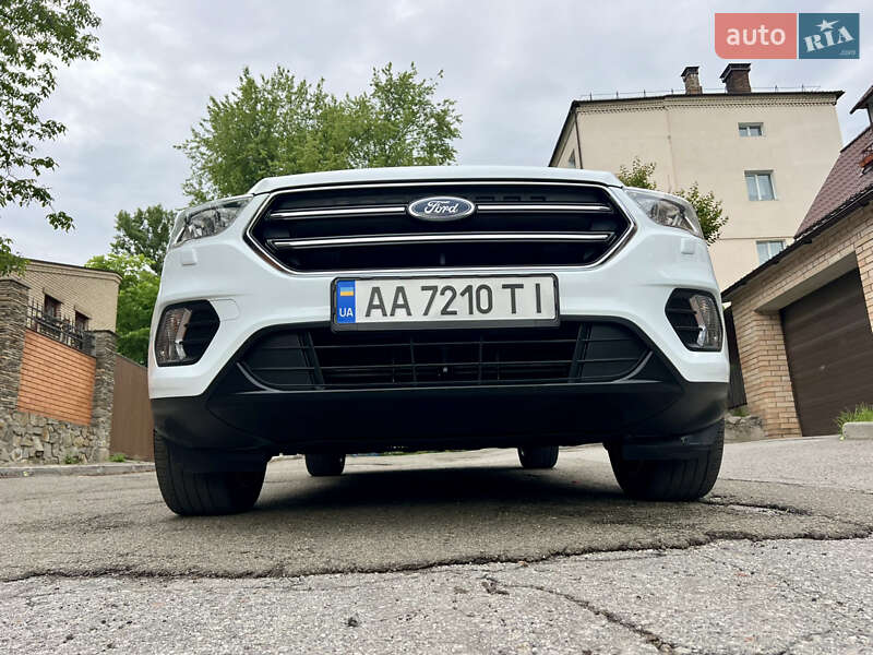 Позашляховик / Кросовер Ford Kuga 2017 в Києві