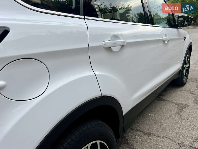 Позашляховик / Кросовер Ford Kuga 2017 в Києві