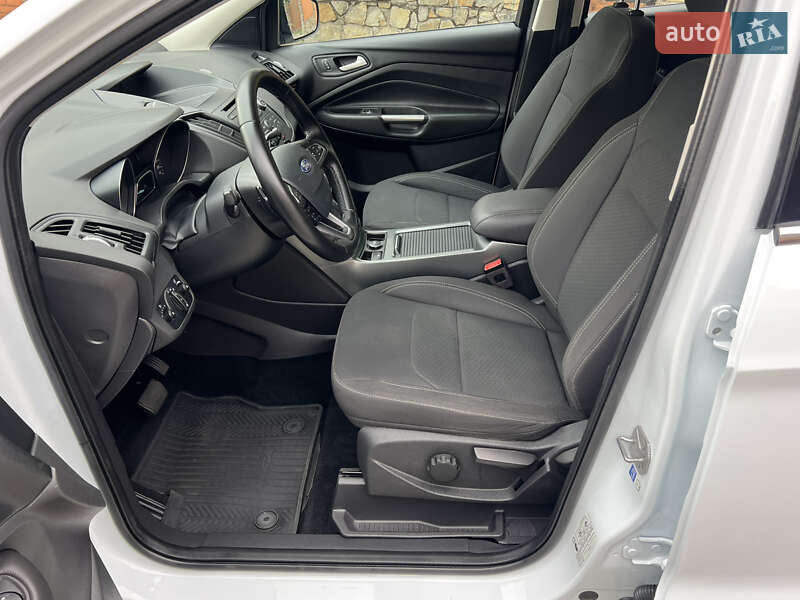 Позашляховик / Кросовер Ford Kuga 2017 в Києві