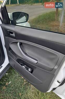 Внедорожник / Кроссовер Ford Kuga 2012 в 
