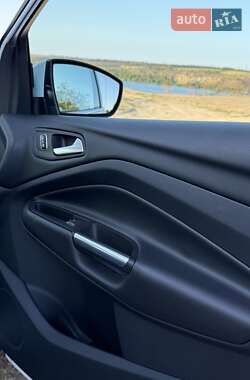 Внедорожник / Кроссовер Ford Kuga 2016 в 