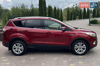 Внедорожник / Кроссовер Ford Kuga 2017 в 