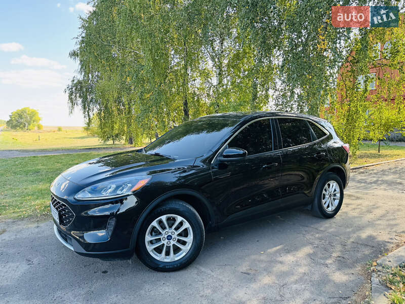 Позашляховик / Кросовер Ford Kuga 2021 в 