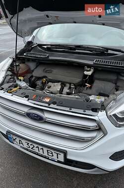 Внедорожник / Кроссовер Ford Kuga 2019 в 