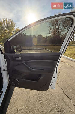 Внедорожник / Кроссовер Ford Kuga 2011 в 