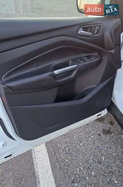 Позашляховик / Кросовер Ford Kuga 2013 в 