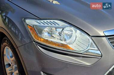 Позашляховик / Кросовер Ford Kuga 2012 в 