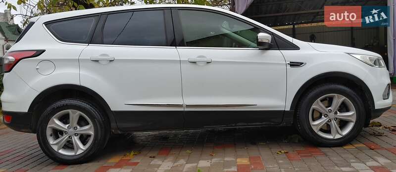Внедорожник / Кроссовер Ford Kuga 2017 в Каменец-Подольском