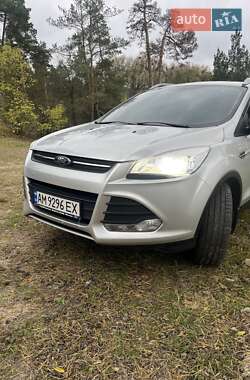 Позашляховик / Кросовер Ford Kuga 2014 в  фото 4 Позашляховик / Кросовер Ford Kuga 2014 в